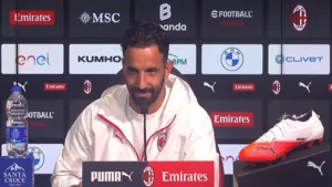 Serie A, stasera il Milan ospita il Venezia a San Siro e se vince diventa la capolista assoluta per una notte. Leao in uscita tra Premier e Turchia
