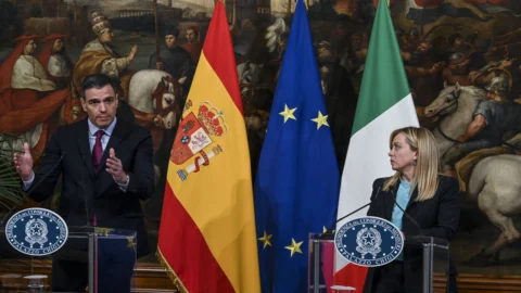 Italia-Spagna, continua lo scontro su Schengen: Bruxelles media ma sui migranti si apre il fronte con Berlino