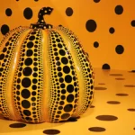 Addio a Yayoi Kusama, la visionaria che trasformò la propria ossessione in arte e divenne icona di Louis Vuitton