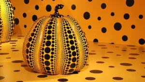Addio a Yayoi Kusama, la visionaria che trasformò la propria ossessione in arte e divenne icona di Louis Vuitton