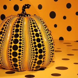 Addio a Yayoi Kusama, la visionaria che trasformò la propria ossessione in arte e divenne icona di Louis Vuitton