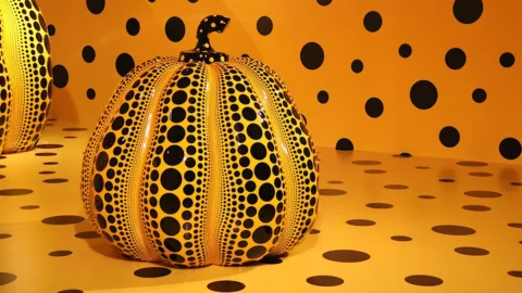 Addio a Yayoi Kusama, la visionaria che trasformò la propria ossessione in arte e divenne icona di Louis Vuitton