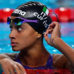 Sara Curtis, storico record del mondo agli Europei di nuoto a soli 19 anni: italiana di madre nigeriana, sconfigge anche i pregiudizi
