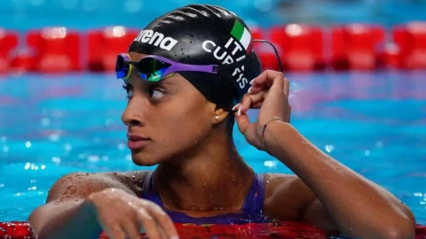 Sara Curtis, storico record del mondo agli Europei di nuoto a soli 19 anni: italiana di madre nigeriana, sconfigge anche i pregiudizi
