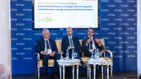 Biokraftstoffe aus nachwachsenden Rohstoffen: Der Plan von Eni und Teha zur Dekarbonisierung des Transportwesens und zur Stärkung der Industrie