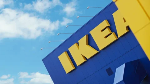 Ikea taglia i prezzi: in Italia ribassi medi del 22%. Quanto pesa la crisi dei consumi