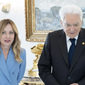 Meloni, attacco frontale al presidente Mattarella: “Da ministro faceva circolari sul tetto a stranieri in classe”