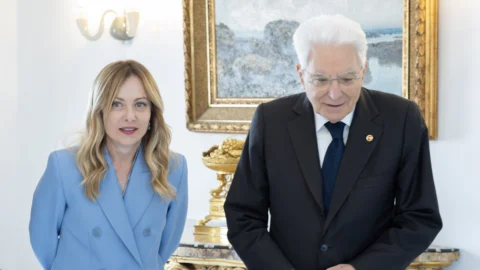 Meloni, attacco frontale al presidente Mattarella: “Da ministro faceva circolari sul tetto a stranieri in classe”