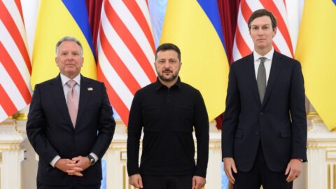 Guerra Ucrânia-Rússia: enviados dos EUA retornam para casa, mas a paz continua sendo uma miragem. Trump entrevista Zelensky e Putin.