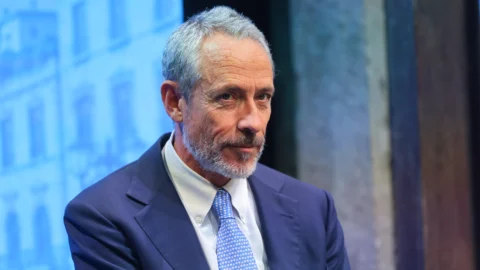 Poste Italiane, chiusa l’Opas su Telecom Italia senza raggiungere per poco il 90%: delisting non immediato