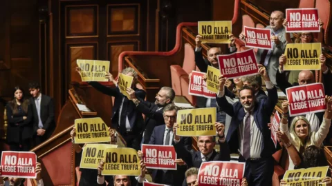 Legge elettorale: via libera del Senato tra le proteste delle opposizioni, il testo torna alla Camera