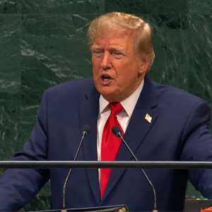 トランプ氏は番組で「米イラン合意は中間選挙後に」と発言。AIについては「我々はそれを超知能と呼ぶだろう」と述べた。