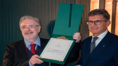 A  Daniele Cernilli il premio dell’Istituto Grandi Marchi per il contributo alla divulgazione del vino italiano nel mondo.