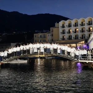 Ischia Safari: Sterneköche aus ganz Italien begeben sich auf eine kulinarische Reise und präsentieren ihre Erfahrungen, Techniken und Einblicke, um die beste Küche der Region vorzustellen.