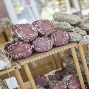 Sampanye dan Salami: kombinasi yang tidak biasa di festival sosis Cremona.