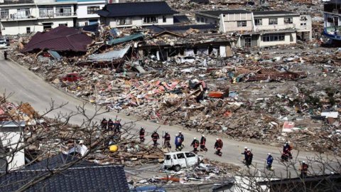 日本: 津波の被害額は 130 億を超えます。