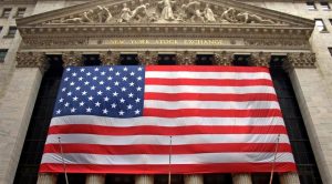 bandiera Usa su palazzo Borsa di New York