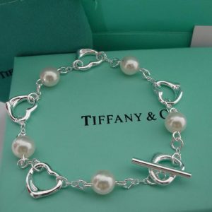 Ásia e Europa arrastam as vendas da Tiffany. Lucros crescentes (+26%) no primeiro trimestre