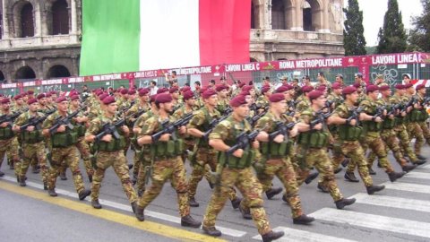 Off to the parade: applause for Napolitano, boos for Berlusconi