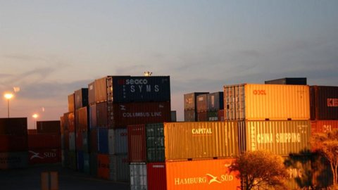 Istat: vola l’export a gennaio (+8,7%), migliora il deficit commerciale