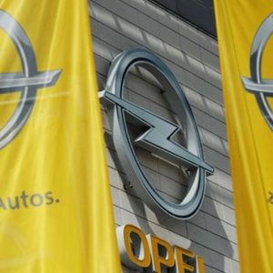 Opel taglia gli orari di lavoro, i dipendenti guadagneranno il 6% in meno