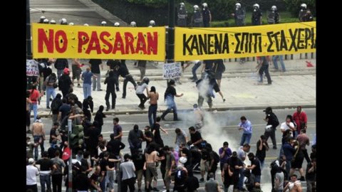 Nuovi scontri ad Atene tra polizia e manifestanti durante lo sciopero generale