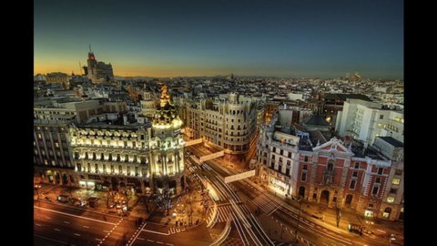 Madrid piazza 2,8 miliardi di euro di bond, ma i rendimenti salgono sopra al 5%