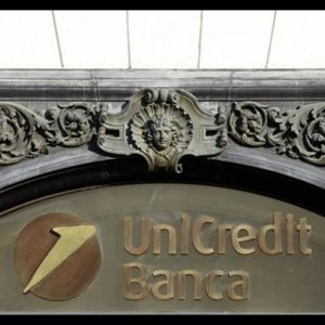 Bufera sulle banche dopo le trimestrali. Intesa limita i danni: sì al dividendo no alle aggregazioni