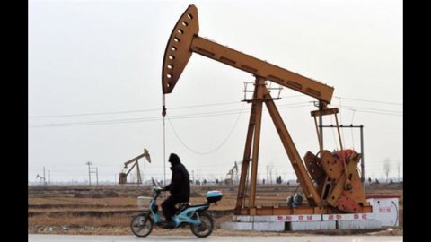 Petrolio: Aie, nel 2012 la domanda crescerà di 1,5 milioni di barili al giorno