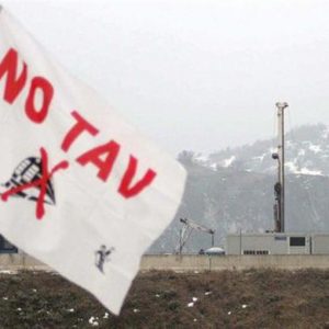 Val di Susa, enfrentamientos entre policía y manifestantes: 30 heridos y carreteras bloqueadas. trabajo comenzado