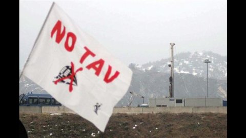 Val di Susa, confrontos entre policiais e manifestantes: 30 feridos e estradas bloqueadas. Trabalho iniciado