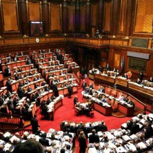 Keputusan melakukan: lampu hijau dari Senat, kembali ke Kamar