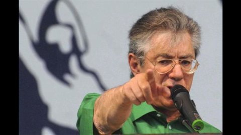 Maniobra, Bossi: "El Gobierno arriesga hasta que pasa"