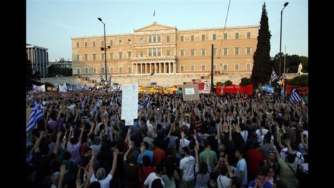 Greece, Parliament approves the implementation law for austerity and privatizations