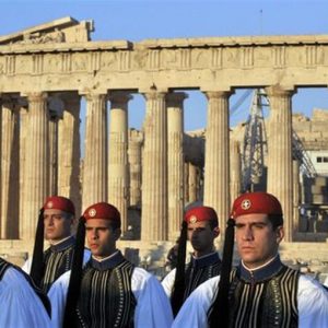 یونان S&P کے خلاف: "ہم قیاس آرائی کرنے والی ایجنسیوں کے پیچھے نہیں جاتے"