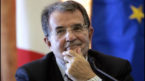 Milano, Prodi presenta il libro sulla Comit: “Fuori dall’euro? Mi viene da ridere”