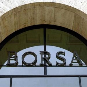 Borsa: Milano perde ancora, bancari contrastati