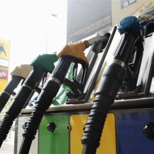 Meroketnya harga bensin: hijau di 1,6 euro per liter dan diesel di 1,48