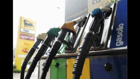 Benzina, prezzi alle stelle: verde a 1,6 euro al litro e gasolio a 1,48