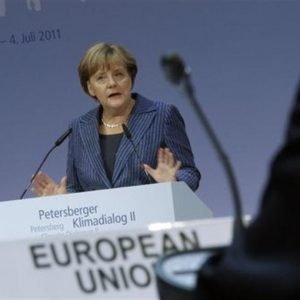 Merkel a Berlusconi: “L’Italia approvi la manovra al più presto”