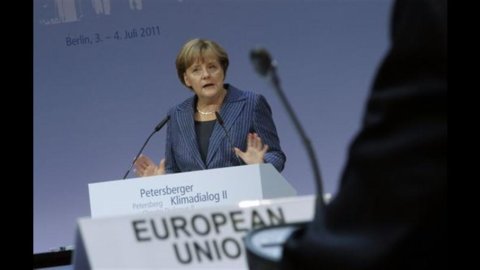 Merkel a Berlusconi: “L’Italia approvi la manovra al più presto”