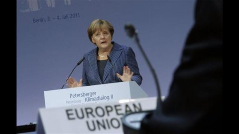 Merkel to Berlusconi: "Italy approves the maneuver as soon as possible"