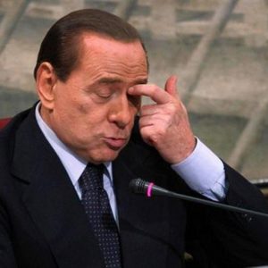 Manöver, Berlusconi: "Lasst uns über neue Maßnahmen nachdenken"