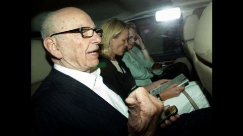 GB, Parlamento: Murdoch retira la oferta por BSkyB