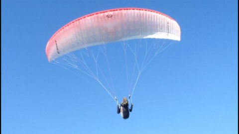 Kitesurf, parapendio e rafting: è l’estate degli sport estremi