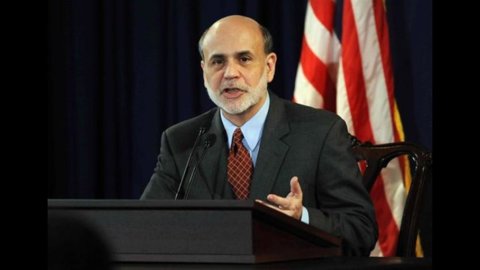 Fed, Bernanke: listos para recortar tasas si la economía cojea