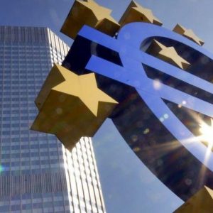 Borsa, banche sotto pressione. Euro in calo