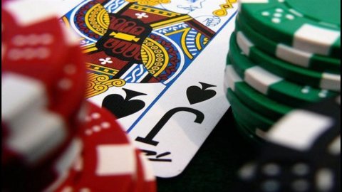 The maneuver games: now online poker is played for cash and that's not the only novelty