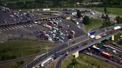 Atlantia sotto pressione nel timore di un blitz M5S su Autostrade