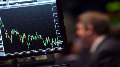 Piazza Affari in bilico, crolla Mps in attesa del cda. Bene l’asta Ctz: molta domanda e tassi giù